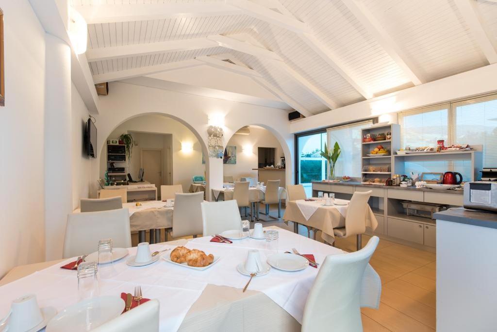 Bed & Breakfast Pino Podstrana Buitenkant foto
