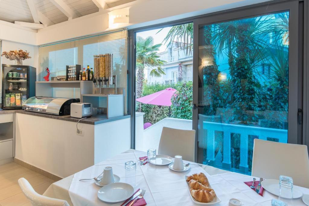 Bed & Breakfast Pino Podstrana Buitenkant foto