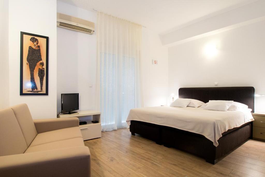 Bed & Breakfast Pino Podstrana Buitenkant foto