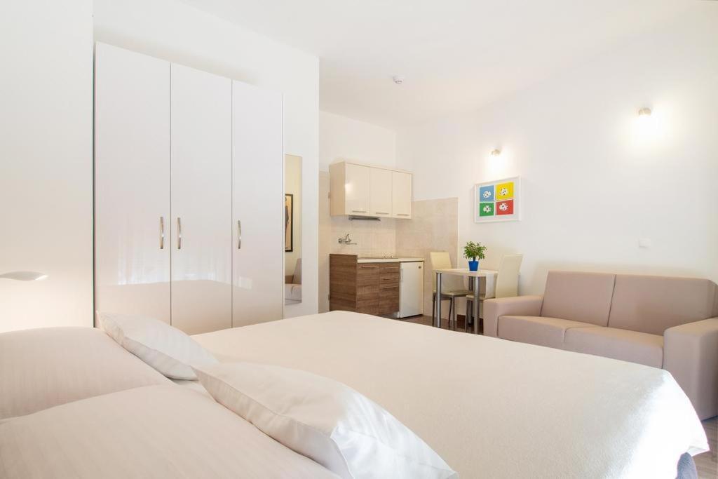 Bed & Breakfast Pino Podstrana Buitenkant foto